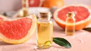 Dùng tinh dầu bưởi có bị bết tóc không