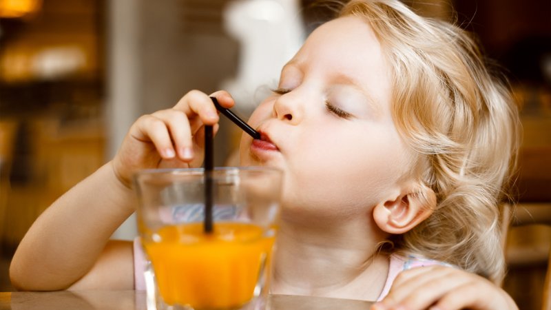 Cách pha nước cam cho bé