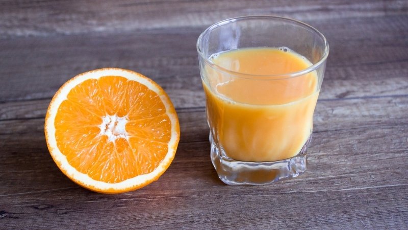 Có nên uống nước cam nguyên chất không