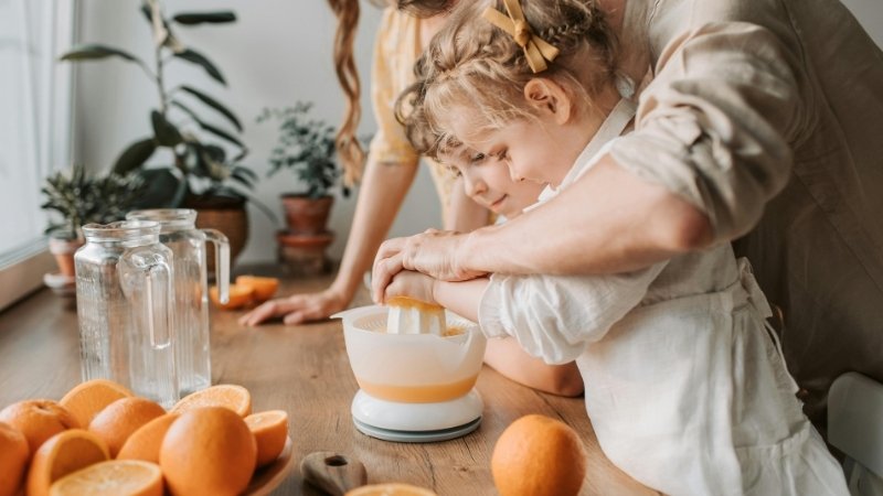 Trẻ uống nước cam mỗi ngày có tốt không?